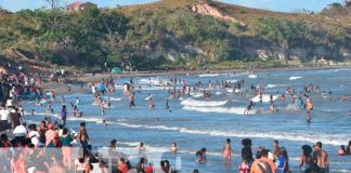 Gran afluencia de veraneantes en la playa La Bocana de Bilwi