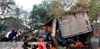 Accidente de tránsito termina en vuelco de camión en Jalapa