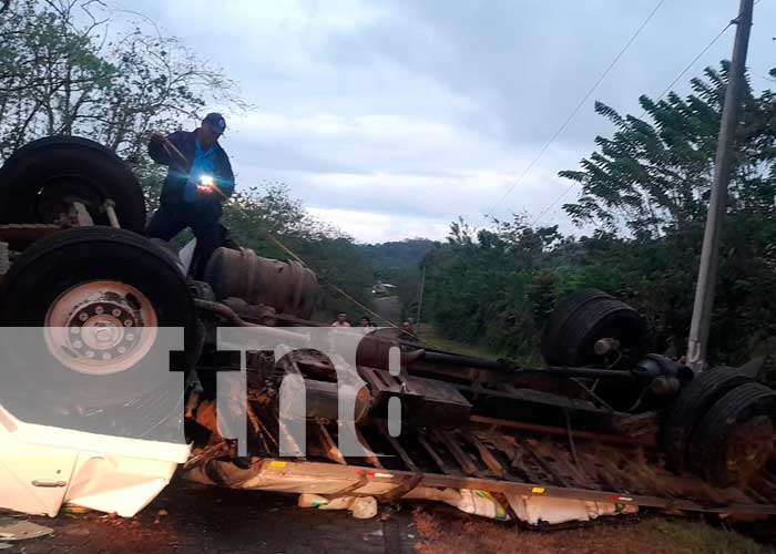 Camión termina volcado en Carretera a Santo Domingo, Chontales