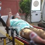 Conductor realiza mala maniobra y deja fracturado a motociclista en Managua