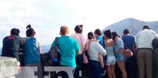 Familias nicaragüenses visitan el Parque Nacional Volcán Masaya