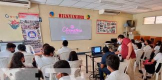 Proyección de cine en colegio de Managua, Nicaragua