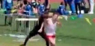 ¡Insólito! Hombre le mete un galletazo a su rival durante carrera de atletismo