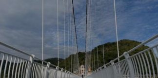 Vietnam inaugura espectacular puente de cristal entre dos montañas