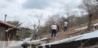 Familia afectada por un tornado en Somoto