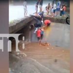 Mujer es arrastrada por la corriente de un cauce en barrio capitalino