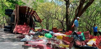 7 Lesionados en vuelco de camión en las vueltas las ñambaras, Santo Tomas