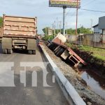 Furgón termina dentro de un cause en Chinandega