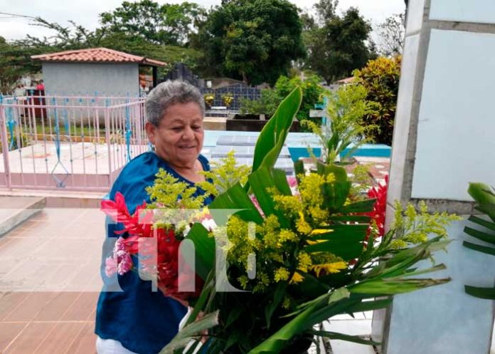 Familias de Carazo visitan los campos santos en el día de las madres