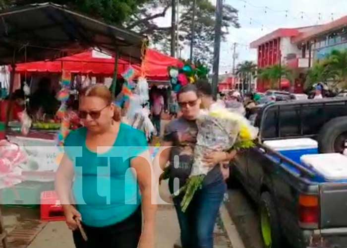 Familias de Carazo visitan los campos santos en el día de las madres