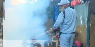 Brigadistas del MINSA que fumigan en Managua