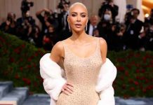 Kim Kardashian no pudo cerrarse el vestido de Marilyn por detrás (FOTOS)