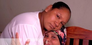 Madre e hija celebrando con premios de Crónica TN8