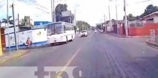 Motociclista sobrevive a impacto de bus, pese a llevar el casco