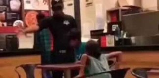 Trabajador es criticado por sacar a niños de un restaurante