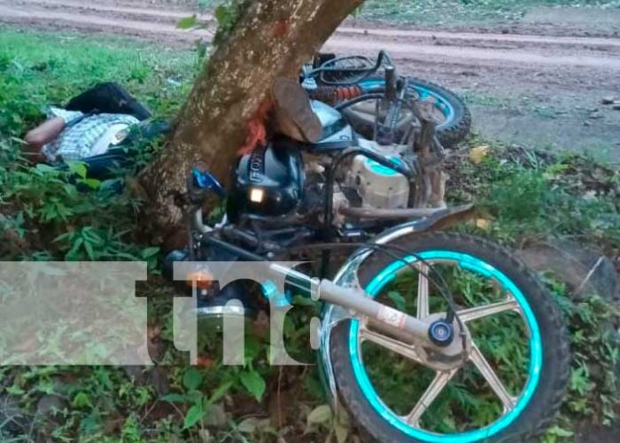 Joven lesionado al perder el control de su motocicleta en Chontales