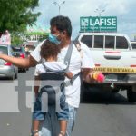 Hombre vende gelatinas acompañado de su hijo en Carretera a Masaya