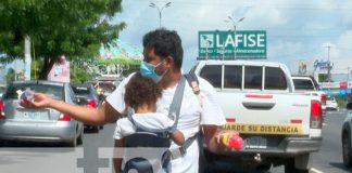 Hombre vende gelatinas acompañado de su hijo en Carretera a Masaya