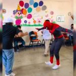 Video: Maestra vestida de Spider-Man enseña a bailar cumbia