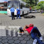 Motociclista colisiona con un bus en la colonia Máximo Jerez, Managua