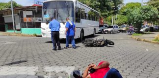 Motociclista colisiona con un bus en la colonia Máximo Jerez, Managua