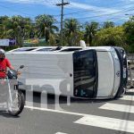 Conductor de transporte escolar termina volcado en Chinandega