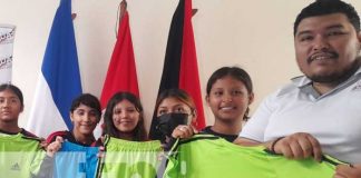 Entrega de uniformes a consejos deportivos en Nicaragua