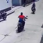 ¡Por los aires! Salen dos motociclistas tras tremendo choque en Guatemala