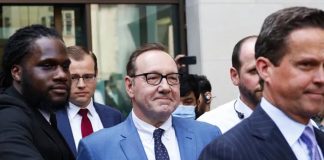 El actor Kevin Spacey queda en libertad bajo fianza