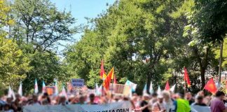 Al grito de ”no a la OTAN” miles de personas marchan en Madrid