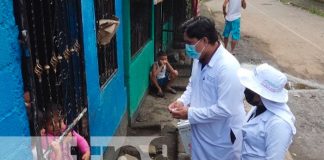 Brigadistas de salud inmunizan contra el COVID en el barrio Las Torres, Managua