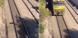 Un joven arriesga su vida en las vías de un tren