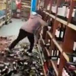 ¡Clase venganza! Mujer destroza decenas de botellas de vino tras ser despedida