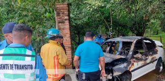 Carro se prende en llamas tras accidente sobre la carretera Masaya, Managua