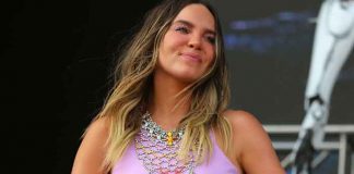 ¡Candente! Belinda se besa con 2 artista en pleno show