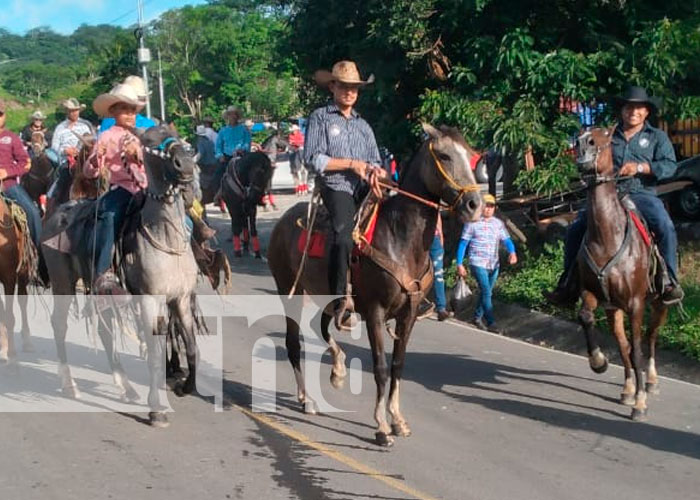 Realizan desfile hípico en la ciudad de Boaco