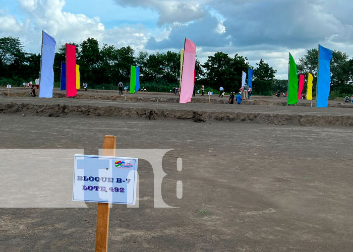 Familias de Managua reciben sus terrenos en Villa Esperanza, Managua