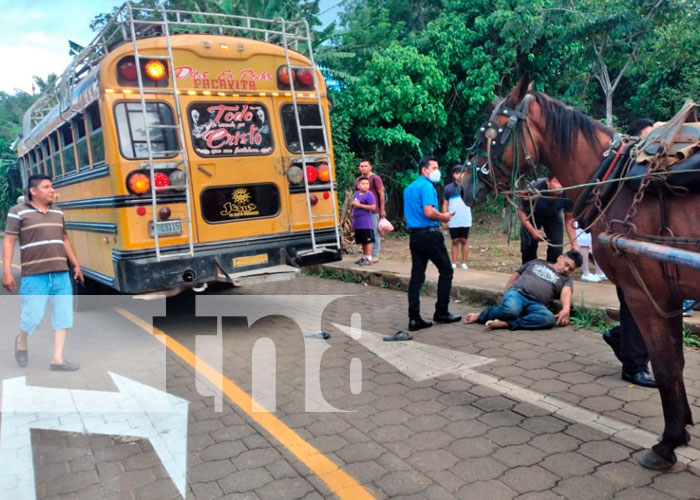 Policía de Masaya investiga la muerte de hombre tras caer de bus