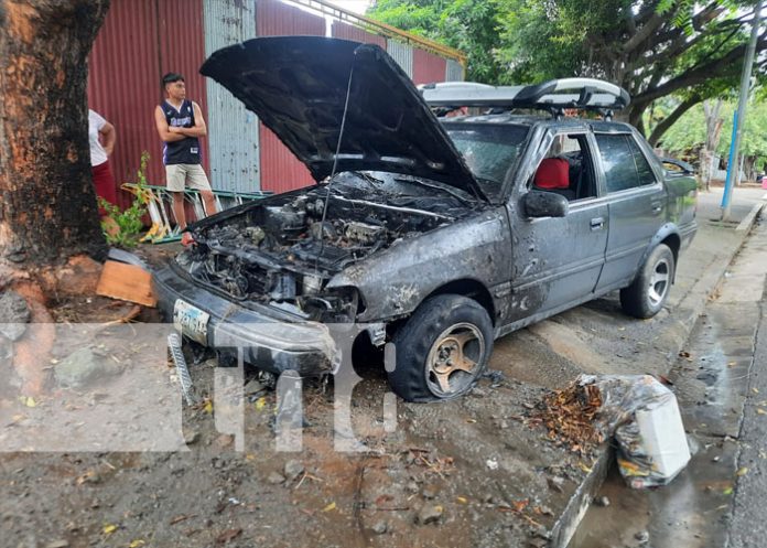 Vehículo se reduce a chatarra tras incendiarse en Managua