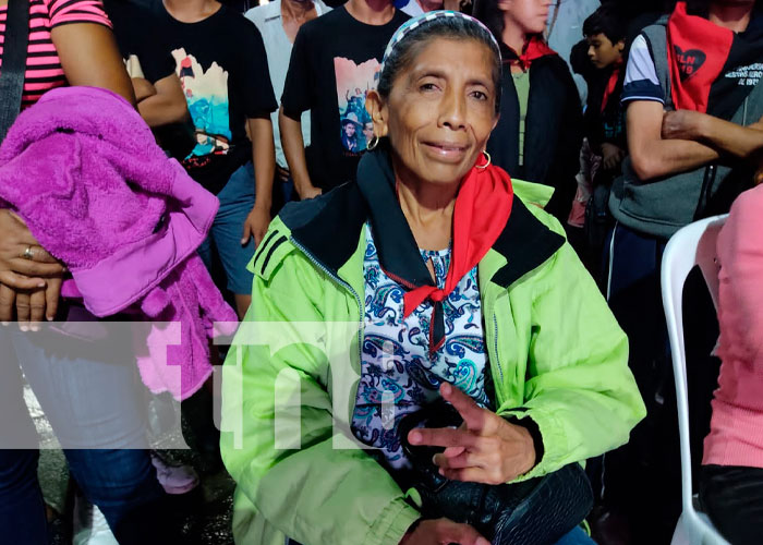 Familias atentas al mensaje del Comandante Daniel Ortega en saludo al 43/19