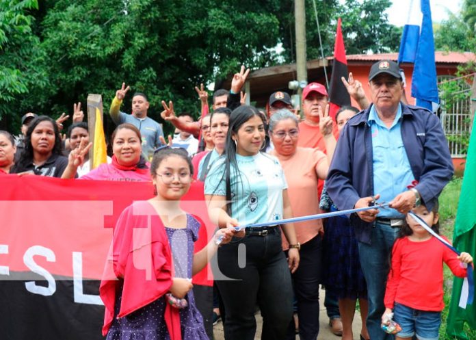 Andén peatonal lleva alegría a pobladores de Siuna