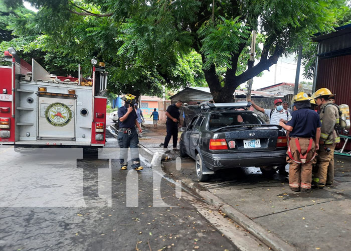 Vehículo se reduce a chatarra tras incendiarse en Managua