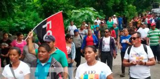 Militantes sandinistas caminan en saludo al 43/19 en Ometepe