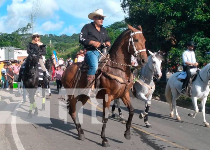 Realizan desfile hípico en la ciudad de Boaco