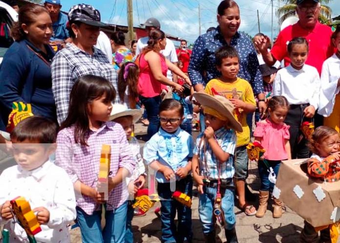 Foto: Realizan el famoso caballito de palo con niños y niñas de Nandaime / TN8