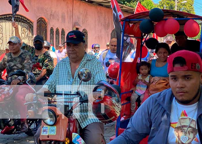 Ondeando banderas Rojinegras en Chinandega celebran la huida de Somoza