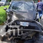 Accidente de tránsito con camioneta y vehículo en Managua