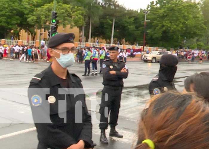 Familias se reúnen en los alrededores de la plaza, previo al mensaje del Comandante Daniel Ortega