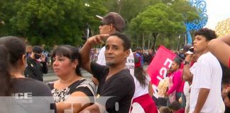 Familias se reúnen en los alrededores de la plaza, previo al mensaje del Comandante Daniel Ortega