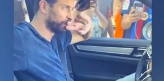 Cachan a Piqué escuchando canción en el carro